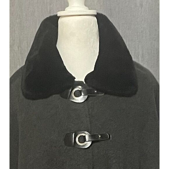 Le Moda Faux Fur Collar Toggle Cape Coat Gray Fleece Poncho One Size - Picture 3 of 11